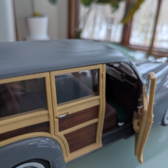 Maisto 1948 Chevrolet Fleetmaster Woody Wagon 1/18 Scale Die Cast Model Car - Picture 6 of 10